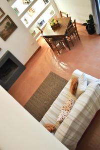 sala de estar con sofá y chimenea en Casa Cicala, en Melito di Napoli
