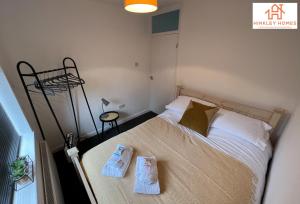 1 dormitorio con 1 cama con 2 toallas en Lovely Refurbished Home - Free Parking-WiFi By Hinkley Homes Short Lets & Serviced Accommodation en Birmingham