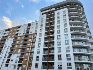 an image of a tall apartment building at 7th Sky in Doboj