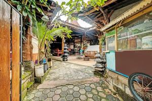 un cortile di un edificio con patio dotato di di SPOT ON 91916 Joglo Doyong Homestay Syariah a Yogyakarta