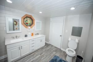 ゲインズビルにあるGainesville 11 beds unitの洗面台とトイレを備えた白いバスルーム +40枚の写真
