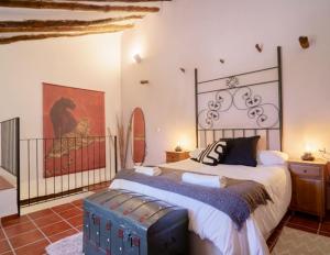 Postel nebo postele na pokoji v ubytování Casa rural con jacuzzi y chimenea en paraje único - La Casa del Pino + 37 fotografií