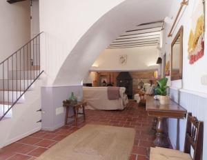 Posezení v ubytování Casa rural con jacuzzi y chimenea en paraje único - La Casa del Pino