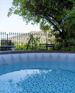 Bazén v ubytování Casa rural con jacuzzi y chimenea en paraje único - La Casa del Pino nebo v jeho okolí