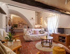 Posezení v ubytování Casa rural con jacuzzi y chimenea en paraje único - La Casa del Pino