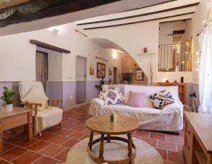 Posezení v ubytování Casa rural con jacuzzi y chimenea en paraje único - La Casa del Pino