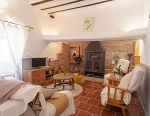 TV a/nebo společenská místnost v ubytování Casa rural con jacuzzi y chimenea en paraje único - La Casa del Pino