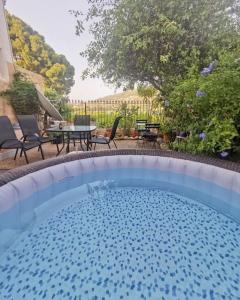Bazén v ubytování Casa rural con jacuzzi y chimenea en paraje único - La Casa del Pino nebo v jeho okolí
