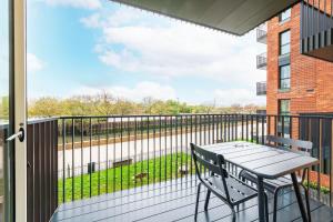 A balcony or terrace at Stayo Apartments Barking Wharf