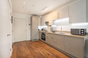 A kitchen or kitchenette at Stayo Apartments Barking Wharf