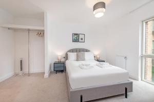 A bed or beds in a room at Stayo Apartments Barking Wharf