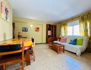 Posezení v ubytování Apartamento Alaska acogedor y a 100metros de la playa