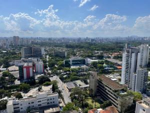 een luchtzicht op een stad met hoge gebouwen bij AP1310 - Região dos hospitais, piscina e garagem in Sao Paulo