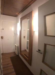 - un couloir avec un miroir et une porte dans la chambre dans l'établissement Acogedor apartamento en Edif. Slalom II, à Monachil