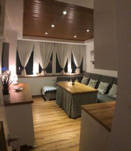 - un salon avec une table et un canapé dans l'établissement Acogedor apartamento en Edif. Slalom II, à Monachil
