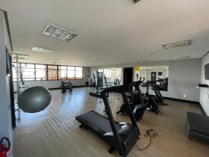 een fitnessruimte met loopbanden en crosstrainers in een kamer bij AP1310 - Região dos hospitais, piscina e garagem in Sao Paulo