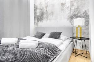 Giường trong phòng chung tại Apartamenty Wyspa Solna by Vacation Rental - basen, sauna, jacuzzi, siłownia w cenie +16 ảnh
