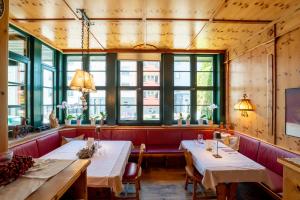 restauracja z dwoma stołami w pokoju z oknami w obiekcie Gasthof OHR w mieście Eisenstadt