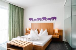 pokój hotelowy z łóżkiem i stołem w obiekcie Gasthof OHR w mieście Eisenstadt