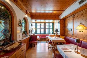 restauracja ze stołami i krzesłami w pokoju w obiekcie Gasthof OHR w mieście Eisenstadt