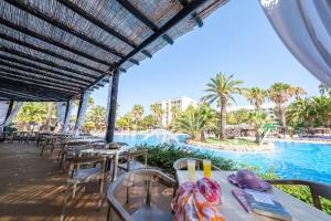 a view of the pool at the resort at Estival Islantilla in Islantilla