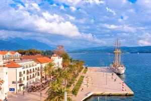 um grande barco está ancorado ao lado de um porto em Boka di Mare em Tivat