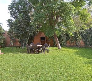 stół i krzesła na dziedzińcu z drzewem w obiekcie Casa Rural Orégano w mieście Carmona