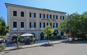 un edificio con una bicicleta estacionada frente a él en Hotel Rex, en Lucca