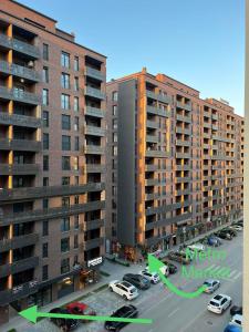 una vista de un aparcamiento con dos edificios altos en ShooTer Apartments en Ferizaj