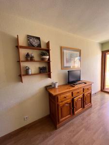 a room with a desk with a television on it at Apartamentos SNÖ Cerler in Cerler