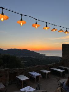 un grupo de luces en la parte superior de un patio con mesas en Casa Musicale en Pigna