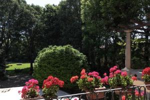 un ramo de flores rosas en un jardín en Villa Cantoni, en Gropello Cairoli