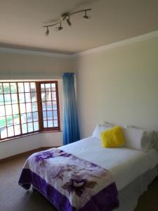 une chambre avec un lit et une fenêtre dans l'établissement Home away from Home - The Estate, à Benoni