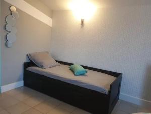 Łóżko lub łóżka w pokoju w obiekcie Au BeauLieu