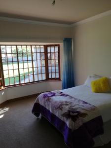 une chambre avec un lit et deux fenêtres dans l'établissement Home away from Home - The Estate, à Benoni 60 autres photos