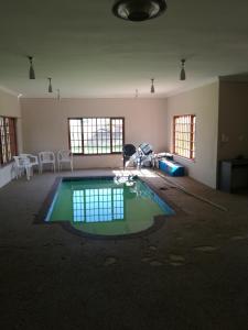 une pièce vide avec une piscine au milieu dans l'établissement Home away from Home - The Estate, à Benoni