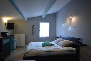 a bedroom with a bed with a blue ceiling at Au BeauLieu in Beaulieu