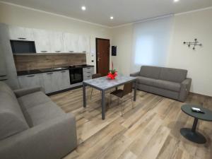 uma sala de estar com um sofá e uma mesa em Lvna Telesia em Telese Terme