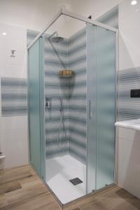 um chuveiro com uma porta de vidro na casa de banho em Lvna Telesia em Telese Terme