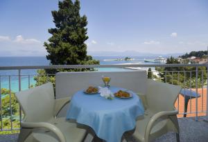 - une table avec une assiette de nourriture et un verre de vin dans l'établissement Hotel Faraon, à Trpanj