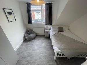 a small bedroom with a bed and a window at Lovely 2 Bed On Tower bridge in London