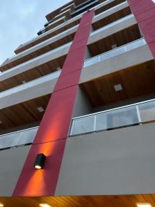 ein Gebäude mit einem roten Streifen auf der Seite in der Unterkunft Temponorte Salta II in Salta