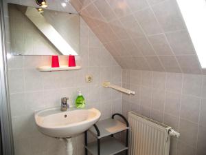 W łazience znajduje się umywalka i lustro. w obiekcie 2 Fewos Wießmann ca 15 Gehminuten bis zum Ostseestrand w mieście Bansin