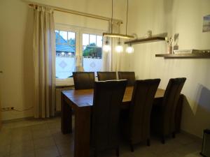 uma sala de jantar com uma mesa e cadeiras e uma janela em Nord-Ostsee-Nest em Tarp