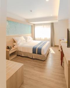 ein Hotelzimmer mit einem Bett und einem TV in der Unterkunft Mila Hotel in Kathmandu