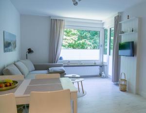 ein Wohnzimmer mit einem Sofa und einem Tisch in der Unterkunft Ferienwohnung Glücksburg 3322 in Ulstrupfeld