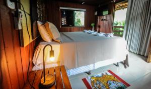 ein Schlafzimmer mit einem Bett in einem Zimmer in der Unterkunft Pousada e Restaurante Amazonia in Alter do Chao
