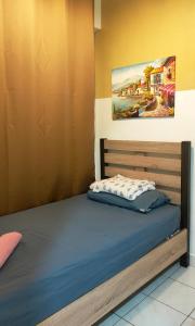 Bett in einem Zimmer mit Wandgemälde in der Unterkunft Apartment Next to Axiata Arena, Stadium Bukit Jalil in Kuala Lumpur