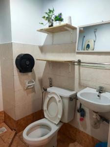 een badkamer met een toilet en een wastafel bij Apartment Next to Axiata Arena, Stadium Bukit Jalil in Kuala Lumpur