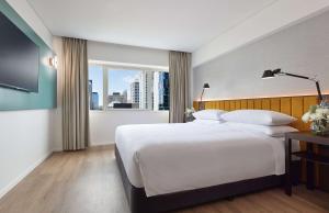 Postel nebo postele na pokoji v ubytování Hyatt Regency Brisbane